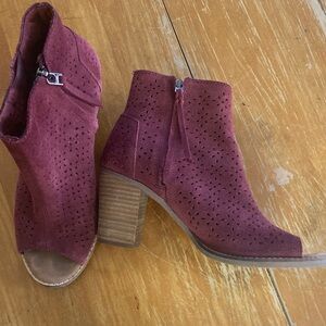 Toms Majorca Peep Toe Maroon Suede Bootie Size 8.5 3” heel side zip
